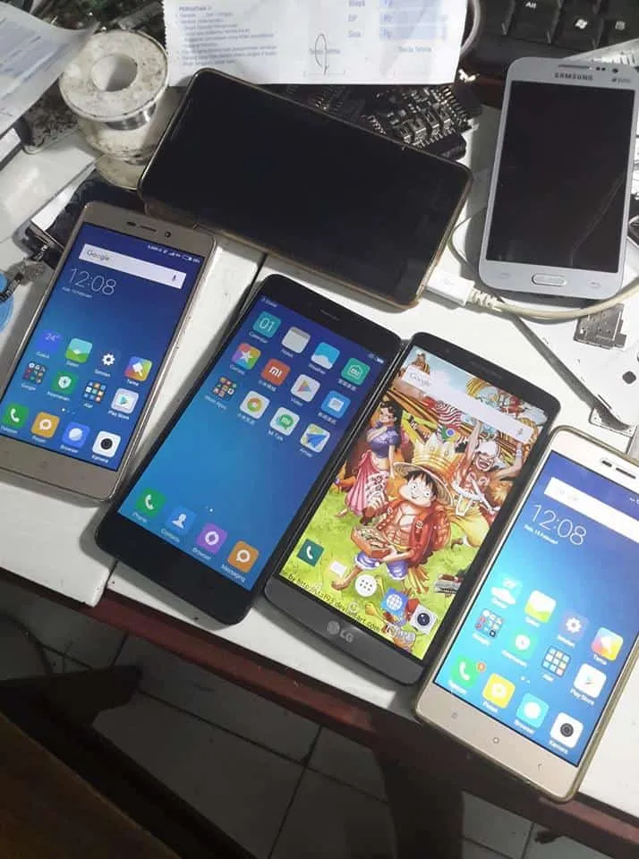 Foto F6 Phone Service
